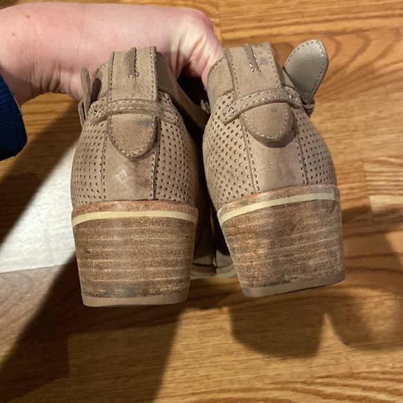 Tan/beige perforated Dolce Vita booties - Picture 4 of 5